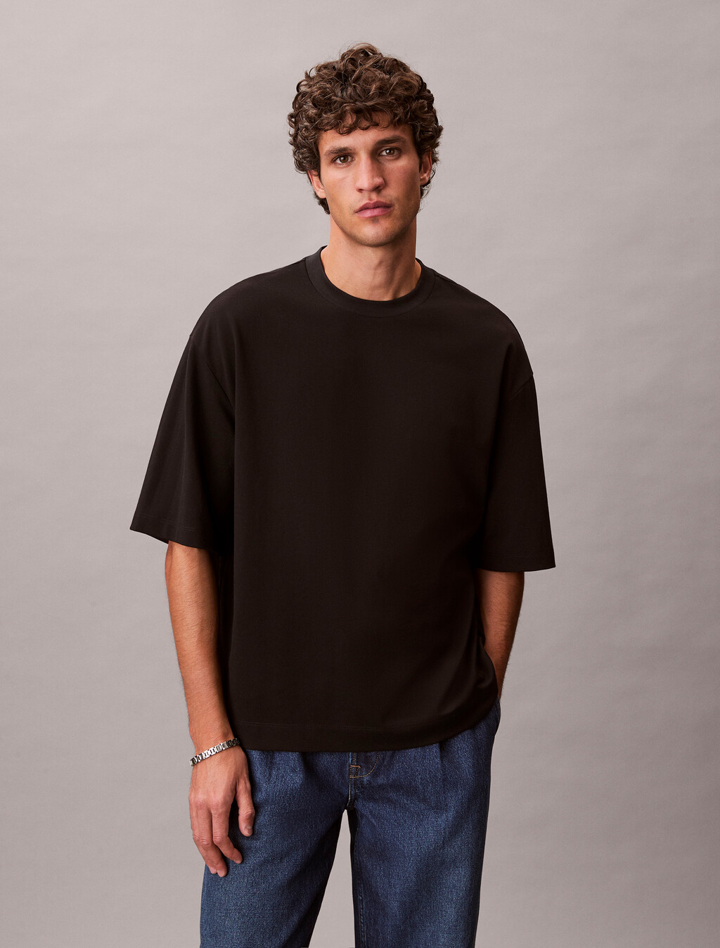 Buy 릴렉스드 핏 쿨링 피크 엠보스드 티 in color BLACK