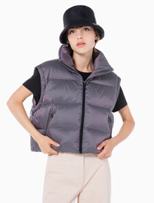 Buy 여성 투톤 글로시 디터쳐블 크롭 다운 in color AMARANTH 