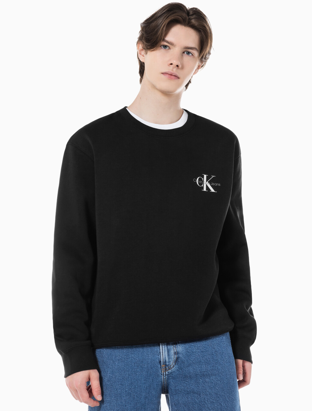 Buy 남녀공용 릴렉스핏 스몰 모노그램 로고 기모 스웨트셔츠 in color CK BLACK