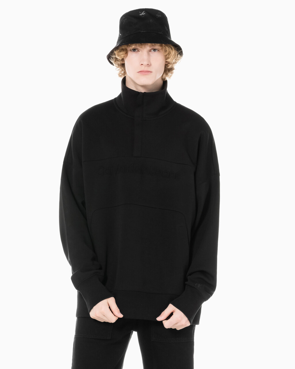 Buy 남성 인스티튜셔널 엠보스드 하프집업 스웻셔츠 in color CK BLACK