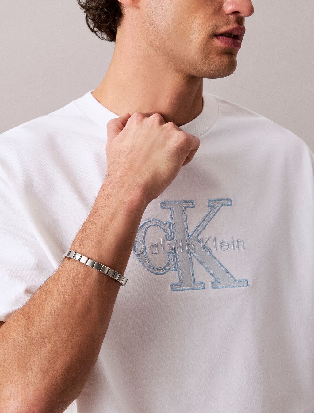 Buy 남성 16S 엘리베이티드 모노로고 티 in color BRIGHT WHITE