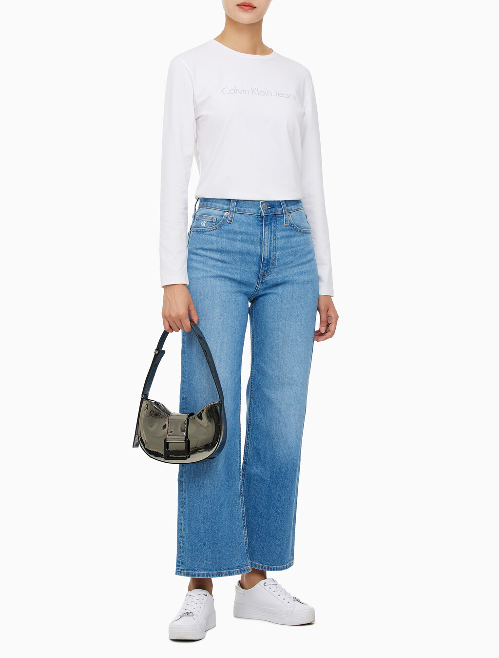 Buy 여성 CKJ 오프 듀티 홀리데이 라운드 숄더백 in color SILVER