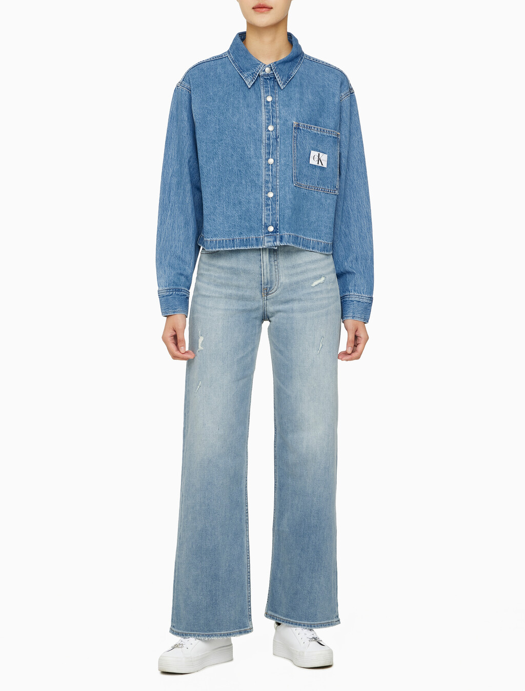 Buy 여성 크롭 대드핏 데님 셔츠 in color CHALKY BLUE