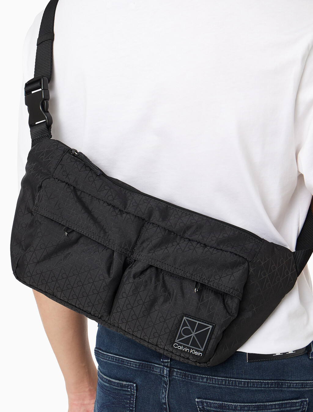 Buy 남성 유틸리티 엠블럼 슬링 in color BLACK