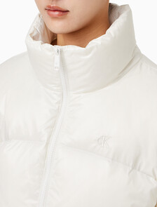 Buy 여성 크롭 글로시 커브드 퀼팅 다운 푸퍼 in color WHITE