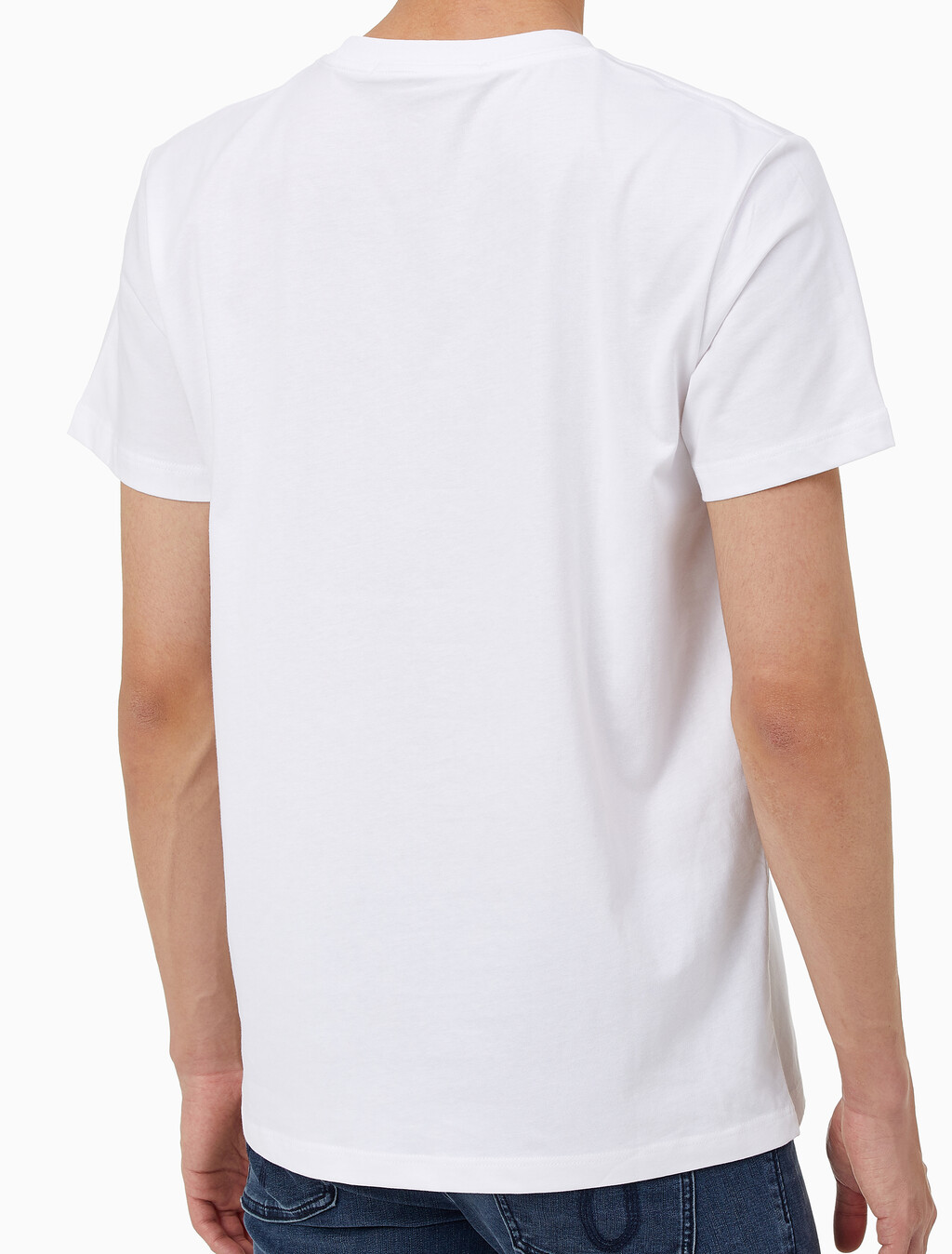 Buy 남성 레귤러핏 CK 로고 뱃지 반팔 티셔츠 in color BRIGHT WHITE