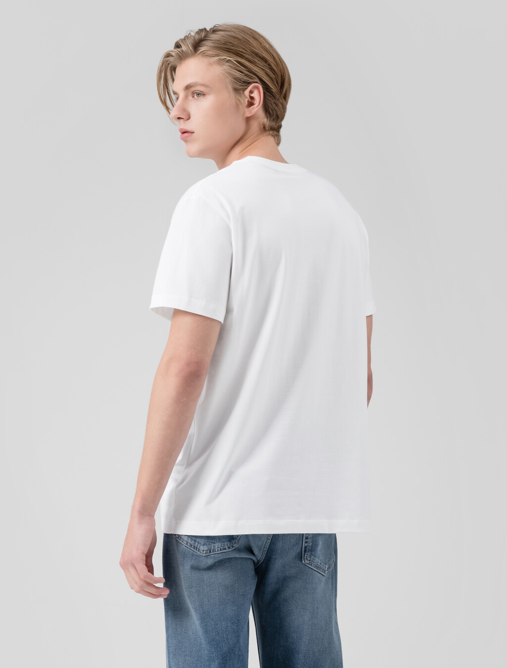 Buy 남성 레귤러핏 인스티튜셔널 로고 스트레치 반팔 티셔츠  in color BRIGHT WHITE