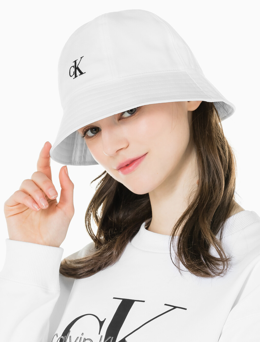 Buy 남녀공용 CK 엠브로이더리 로고 버킷햇 in color BRIGHT WHITE