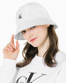 Buy 남녀공용 CK 엠브로이더리 로고 버킷햇 in color BRIGHT WHITE