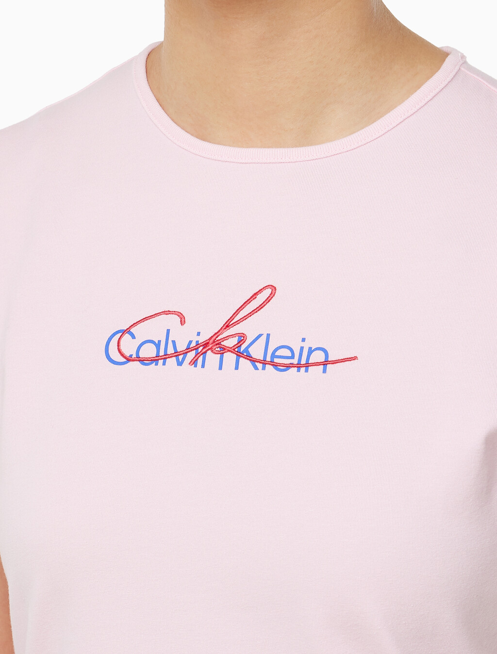 Buy 여성 슬림 스크립 CK로고 반팔 티셔츠 in color PASTEL PINK
