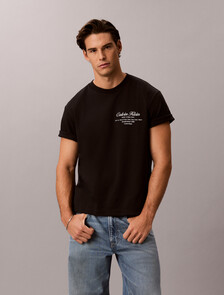 Buy 슬릭 인터락 스크립트 그래픽 티 in color BLACK