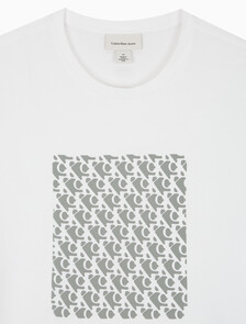 Buy 남성 릴렉스핏 퍼프 AOP 로고 반팔 티셔츠 in color BRILLIANT WHITE