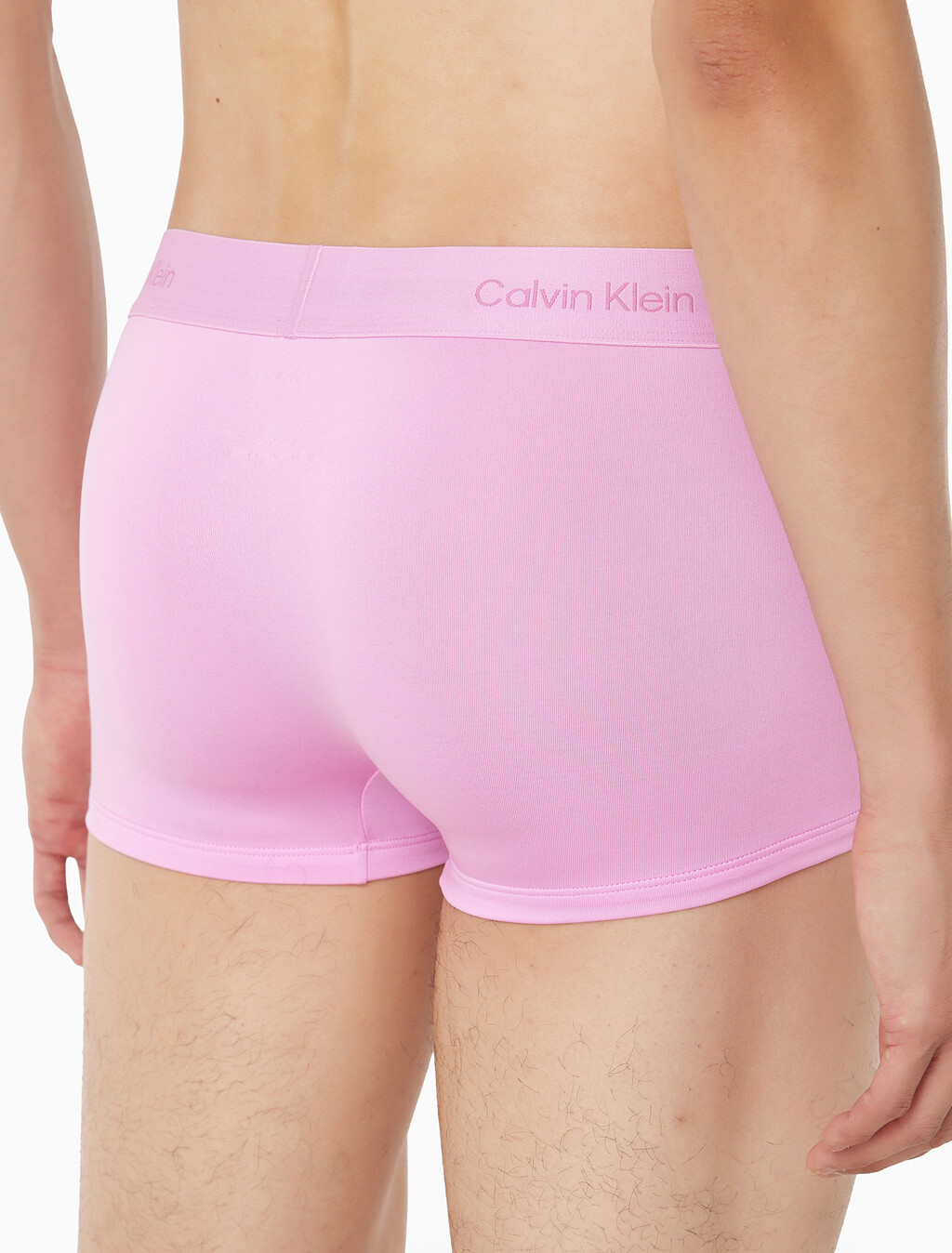 Buy 남성 모던 로고 패치 마이크로 로우 라이즈 트렁크 in color Pink