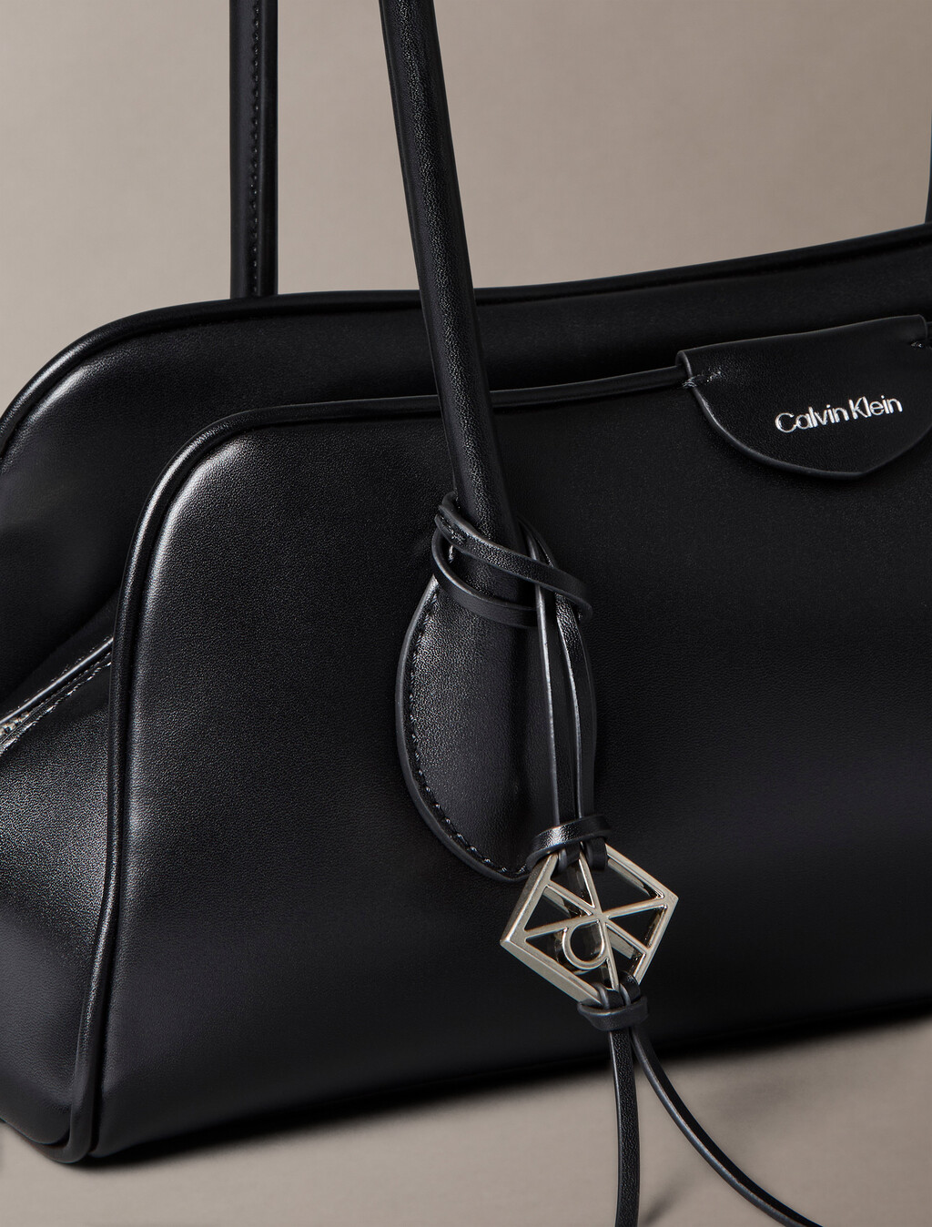 Buy 여성 엠보스드 로고 비즈니스 멀티 컴퍼넌트 숄더 백 in color BLACK