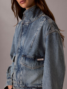 Buy 여성 크롭 데님 유틸리티 자켓 in color TATTERED LAPIS
