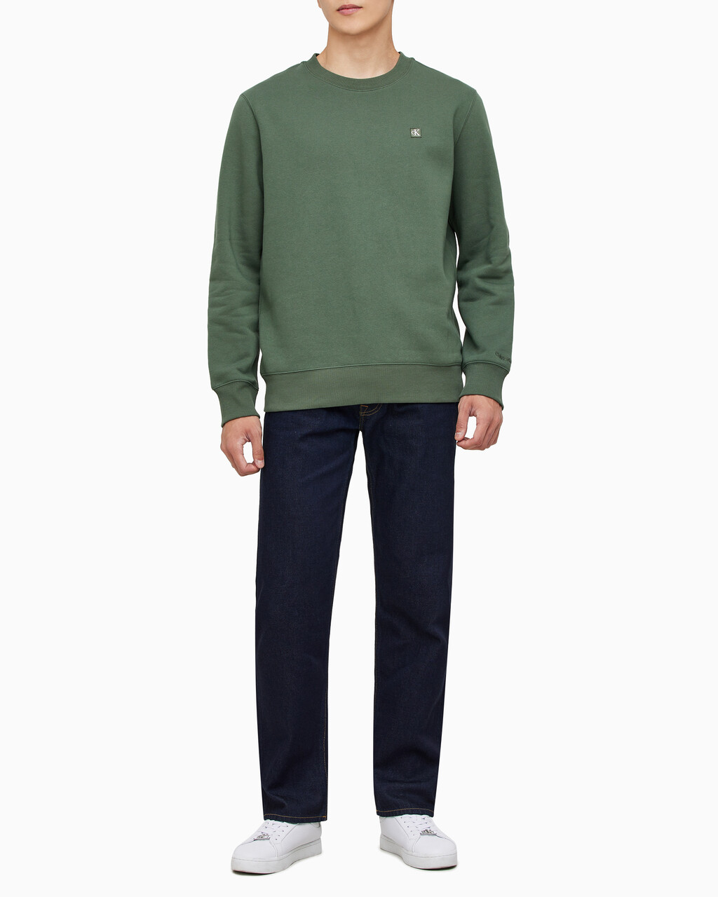 Buy 남성 레귤러핏 CK 뱃지 로고 기모 스웨트셔츠 in color KHAKI