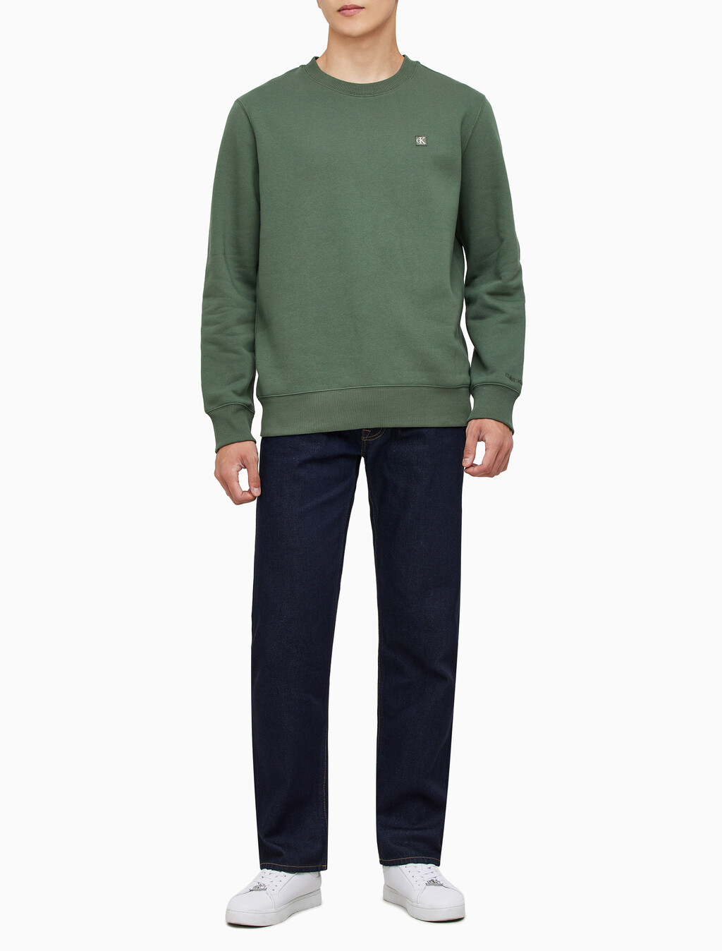 Buy 남성 레귤러핏 CK 뱃지 로고 기모 스웨트셔츠 in color KHAKI