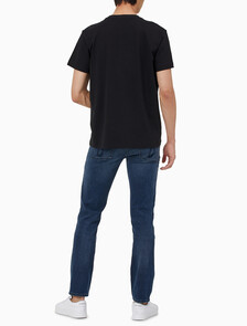 Buy 남성 레귤러핏 CK 로고 뱃지 반팔 티셔츠 in color CK BLACK