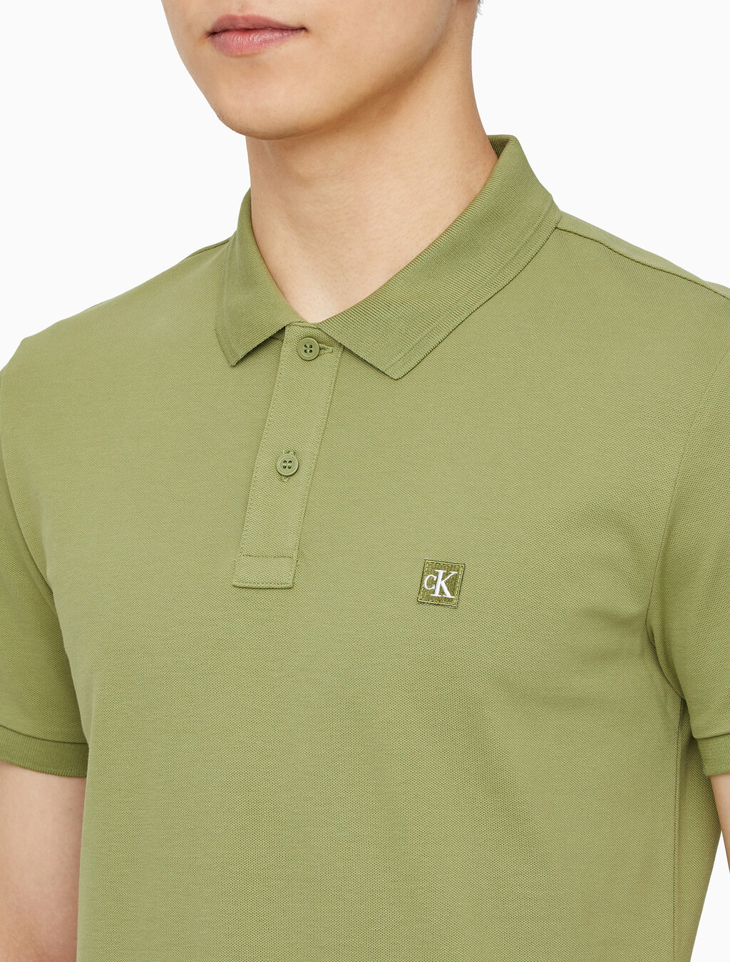Buy 남성 슬림핏 CK 로고 뱃지  폴로 티셔츠 in color KHAKI