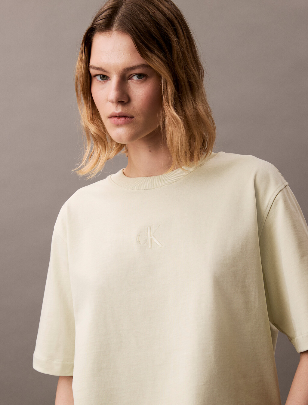 Buy 여성 리퀴드 CK 모노로고 반팔 티셔츠 in color ALOE WASH