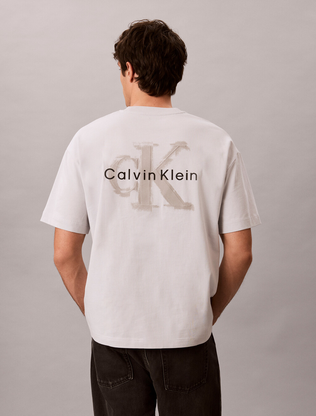 Buy 남성 오버핏 엠보스 모노로고 티 in color GHOST GREY