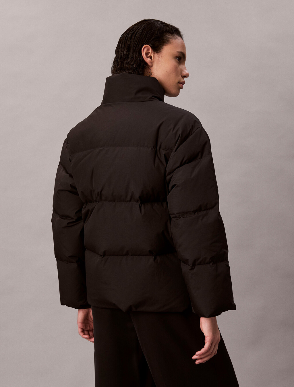 Buy 여성 숏 렝스 스탠드 카라 푸퍼 in color BLACK