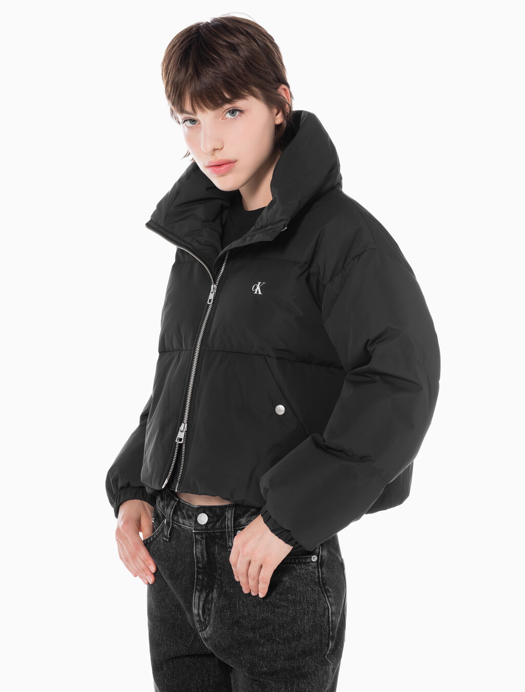 Buy 여성 볼륨 넥 크롭 다운 푸퍼 in color CK BLACK