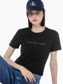 Buy 여성 슬림핏 인스티튜셔널 로고 반팔 티셔츠 in color CK BLACK
