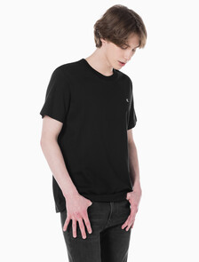 Buy 남성 레귤러핏 CK 로고 뱃지 반팔 티셔츠 in color CK BLACK