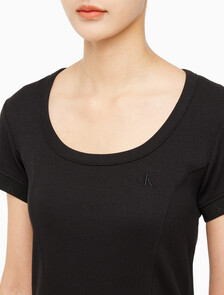 Buy 여성 로고 엠보스 립 반팔 코튼 드레스 in color CK BLACK