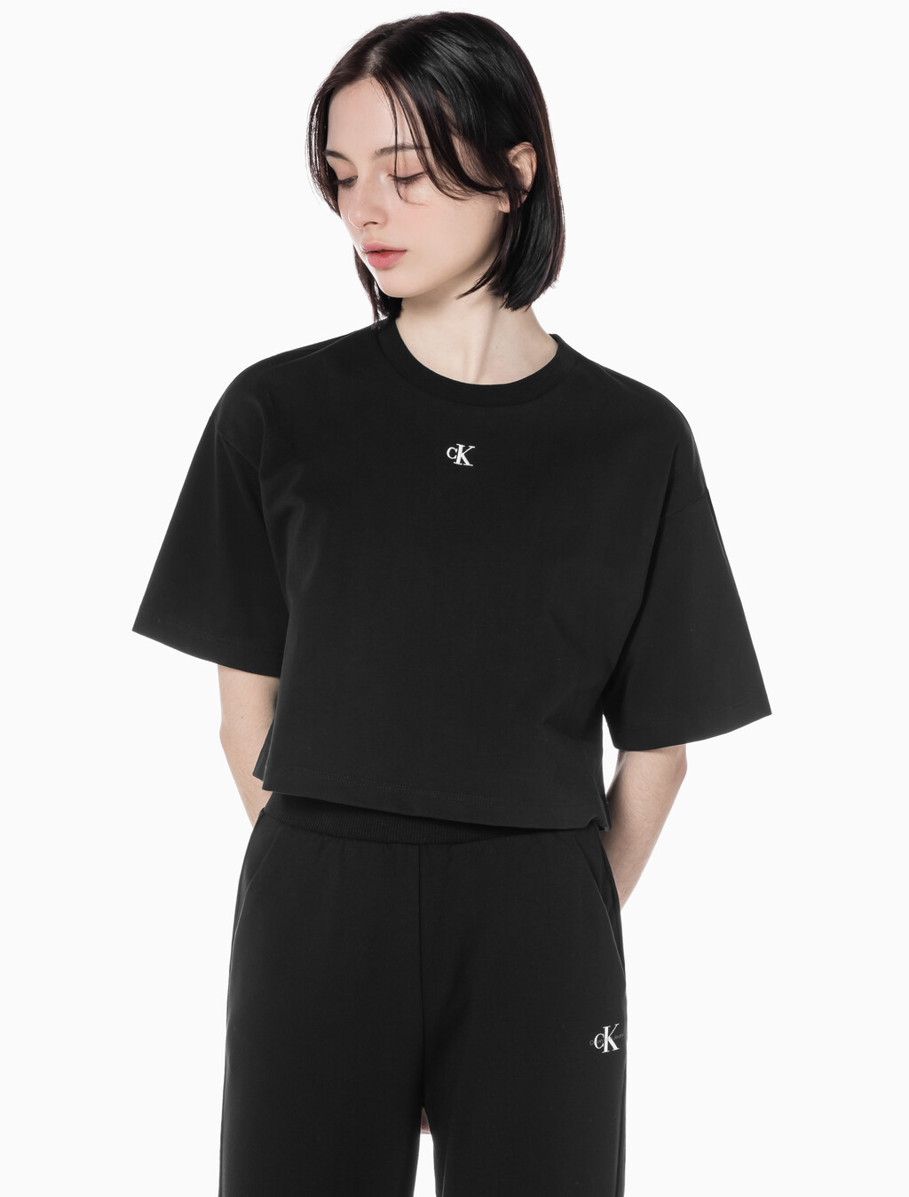 Buy 여성 그래픽 크롭 반팔 티셔츠 in color CK BLACK