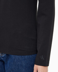 Buy 여성 슬림핏 인스티튜셔널 로고 긴팔 티셔츠 in color CK BLACK
