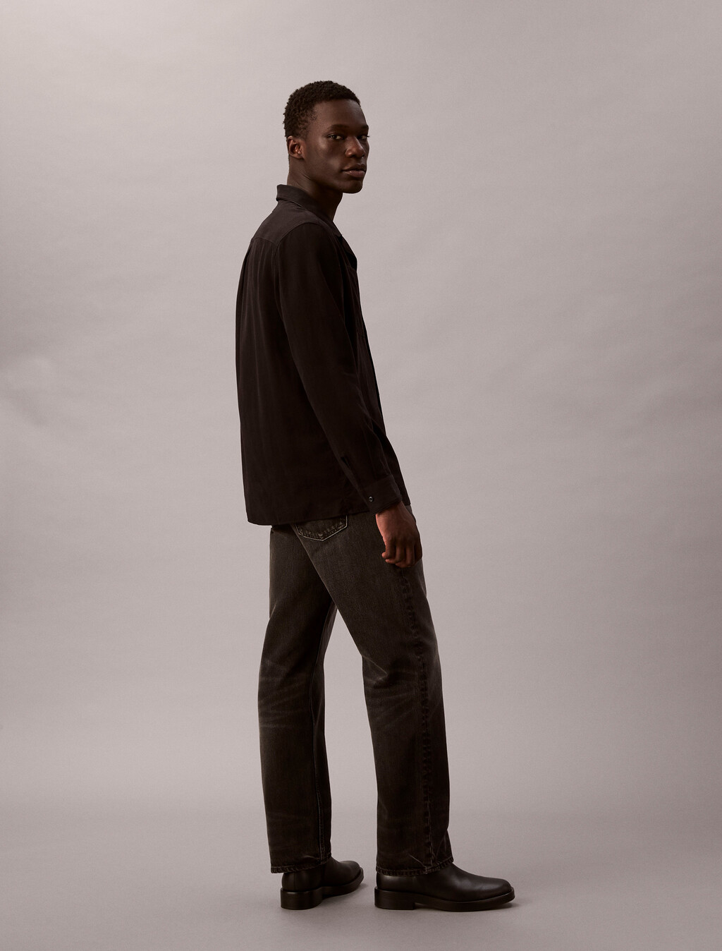 Buy 남성 90S 스트레이트핏 클라인 블랙 데님 in color Washed black