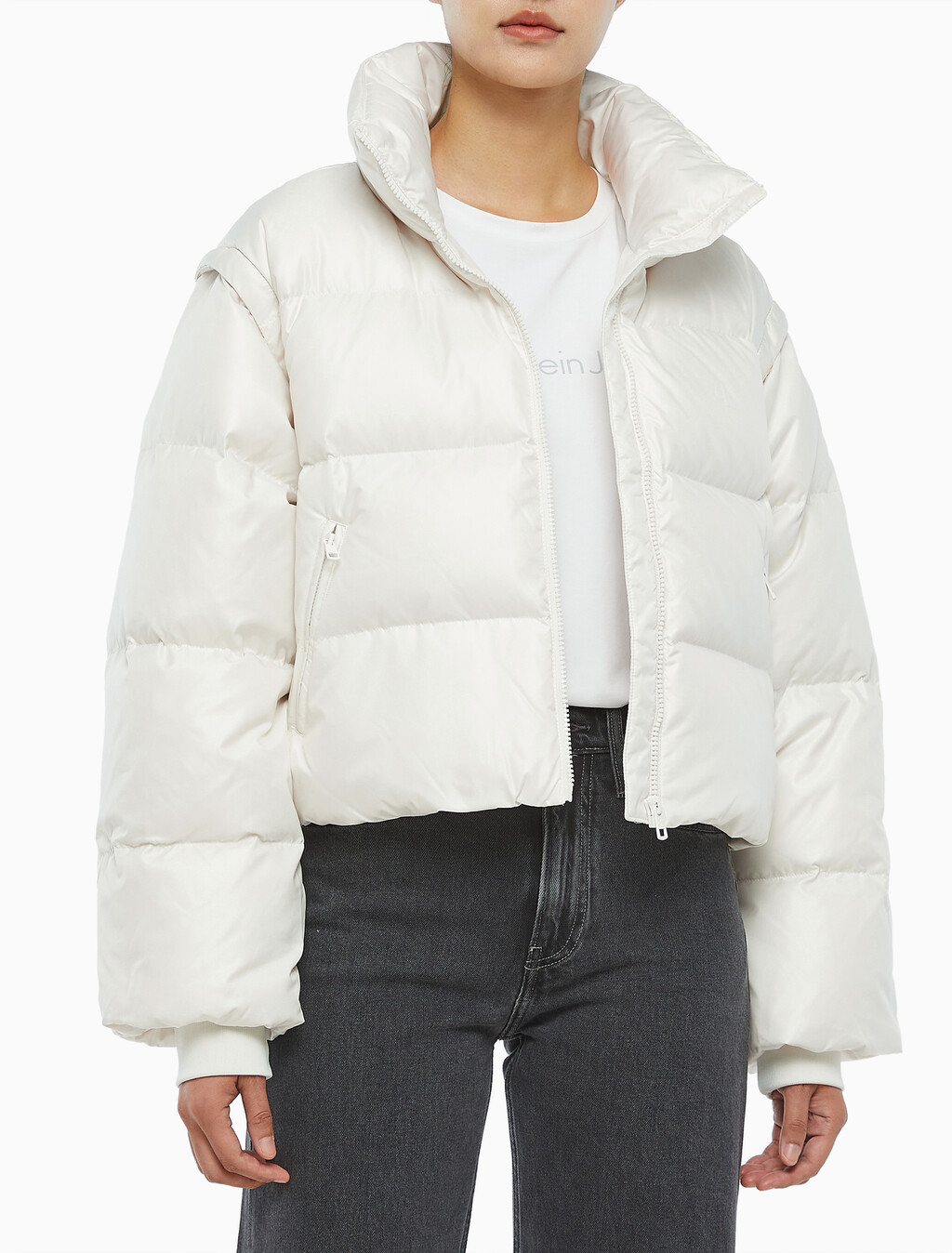 Buy 여성 글로시 디터쳐블 크롭 다운 푸퍼 in color WHITE