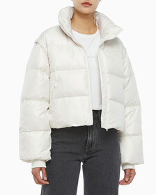 Buy 여성 글로시 디터쳐블 크롭 다운 푸퍼 in color WHITE