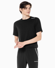 Buy 남성 레귤러핏 숄더 로고 숏슬리브 티셔츠 in color BLACK