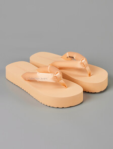 Buy 여성 라이덴 플랫폼 플립 플랍 in color PEACH