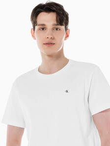 Buy 남성 레귤러핏 CK 로고 뱃지 반팔 티셔츠 in color BRIGHT WHITE