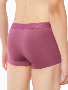 Buy 남성 CK 블랙 마이크로파이버 스트레치 트렁크 in color Dark Pink