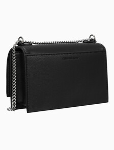 Buy 여성 CKJ 미니멀 모노그램 플랩 체인 숄더백 in color BLACK