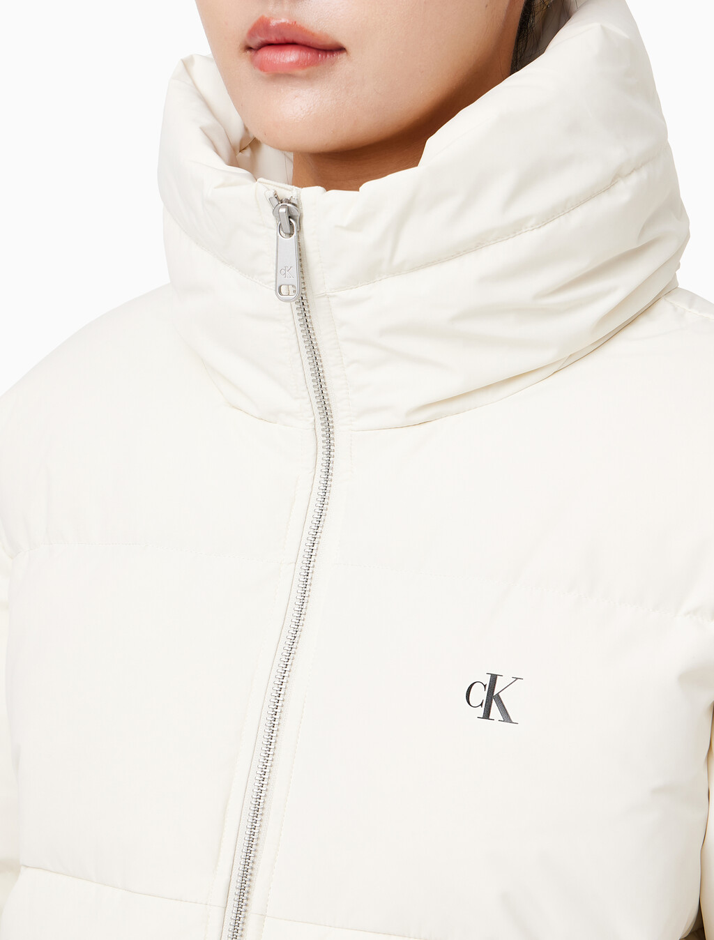 Buy 여성 볼륨 넥 크롭 다운 푸퍼 in color WHITE