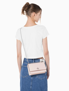 Buy 여성 CKJ 미니멀 모노그램 플랩 체인 숄더백 in color PINK BEIGE