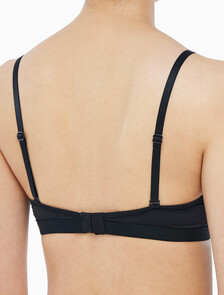 Buy 여성 퓨쳐 쉬프트 마이크로 AF 푸쉬업 브라 in color BLACK