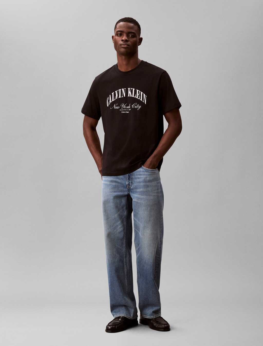 Buy 캘빈클라인 헤리티지 자수로고 그래픽 티 in color BLACK