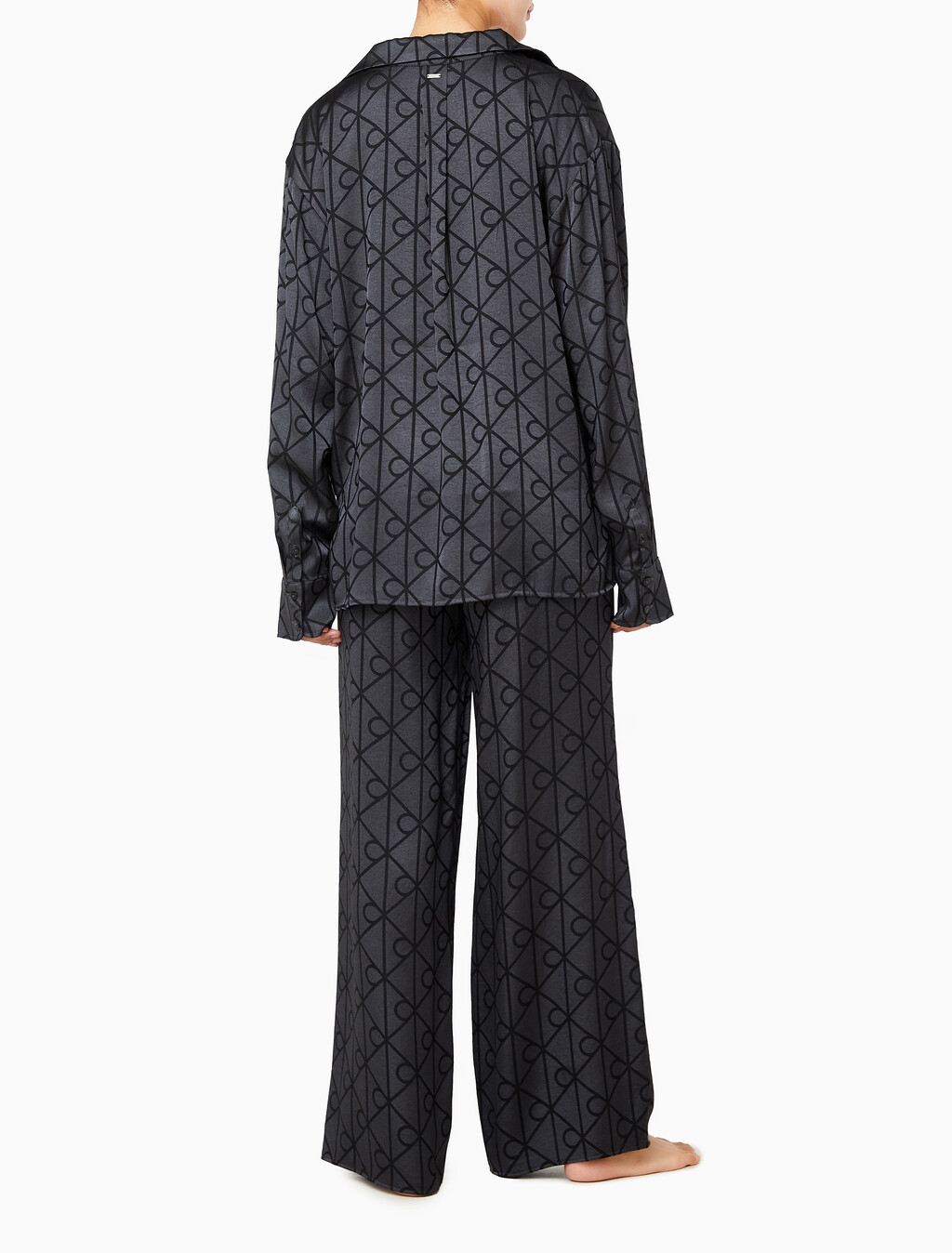 Buy 여성 샤인 새틴 자카드 AOP 셔츠 in color Black