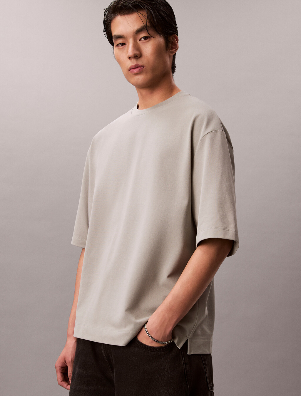 Buy 릴렉스드 핏 쿨링 피크 엠보스드 티 in color Grey