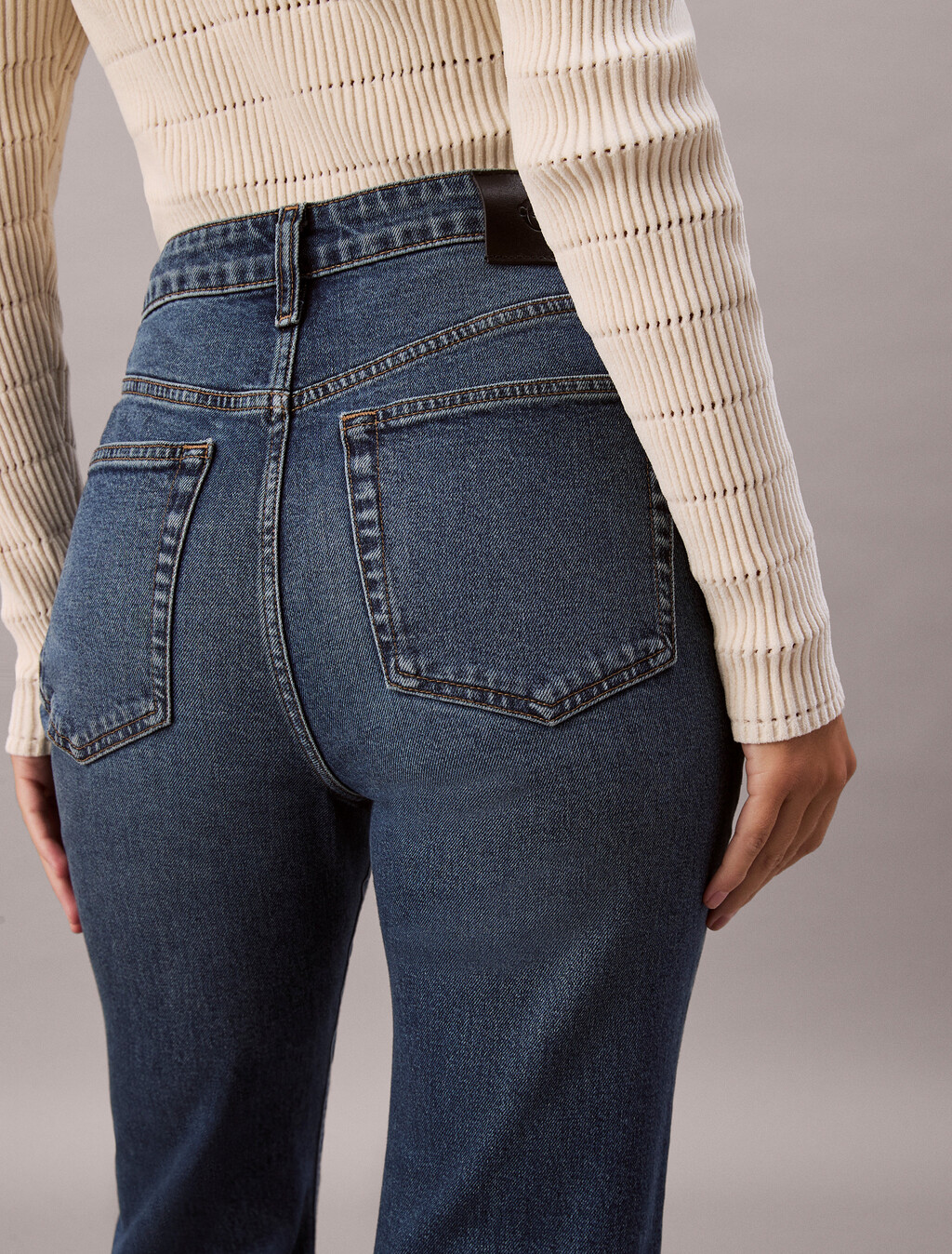 Buy 여성 하이라이즈 크롭 플레어 in color Mid blue