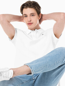 Buy 남성 슬림핏 CK 뱃지 로고 반팔 폴로 티셔츠 in color BRIGHT WHITE