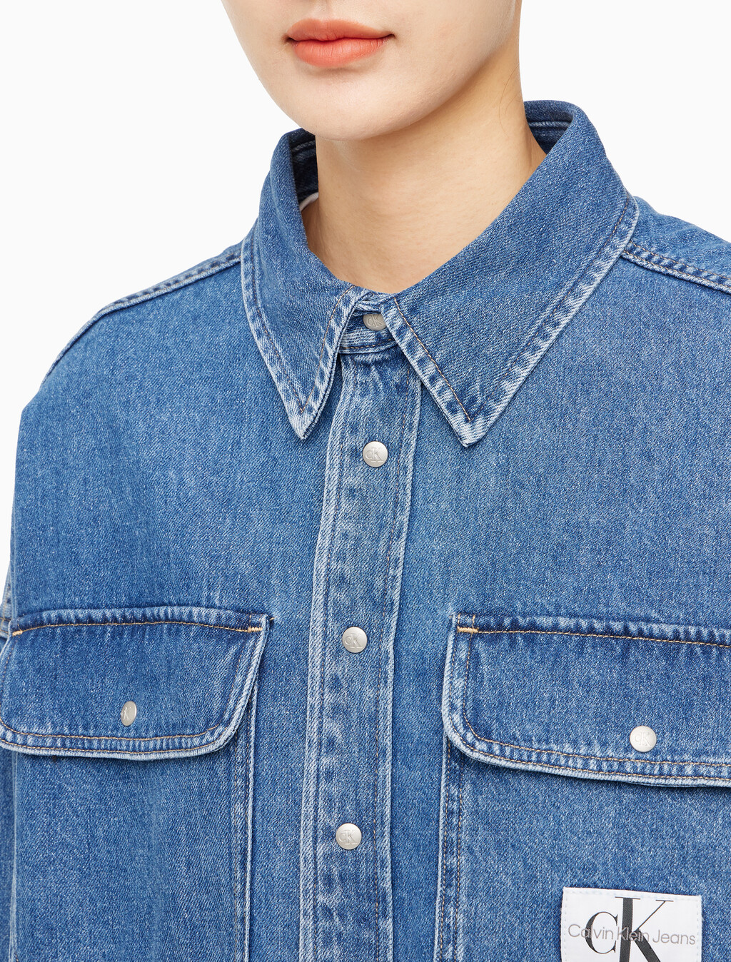 Buy 여성 오버사이즈핏 미드블루 크롭 데님 재킷 in color MID BLUE BACK EMBRO