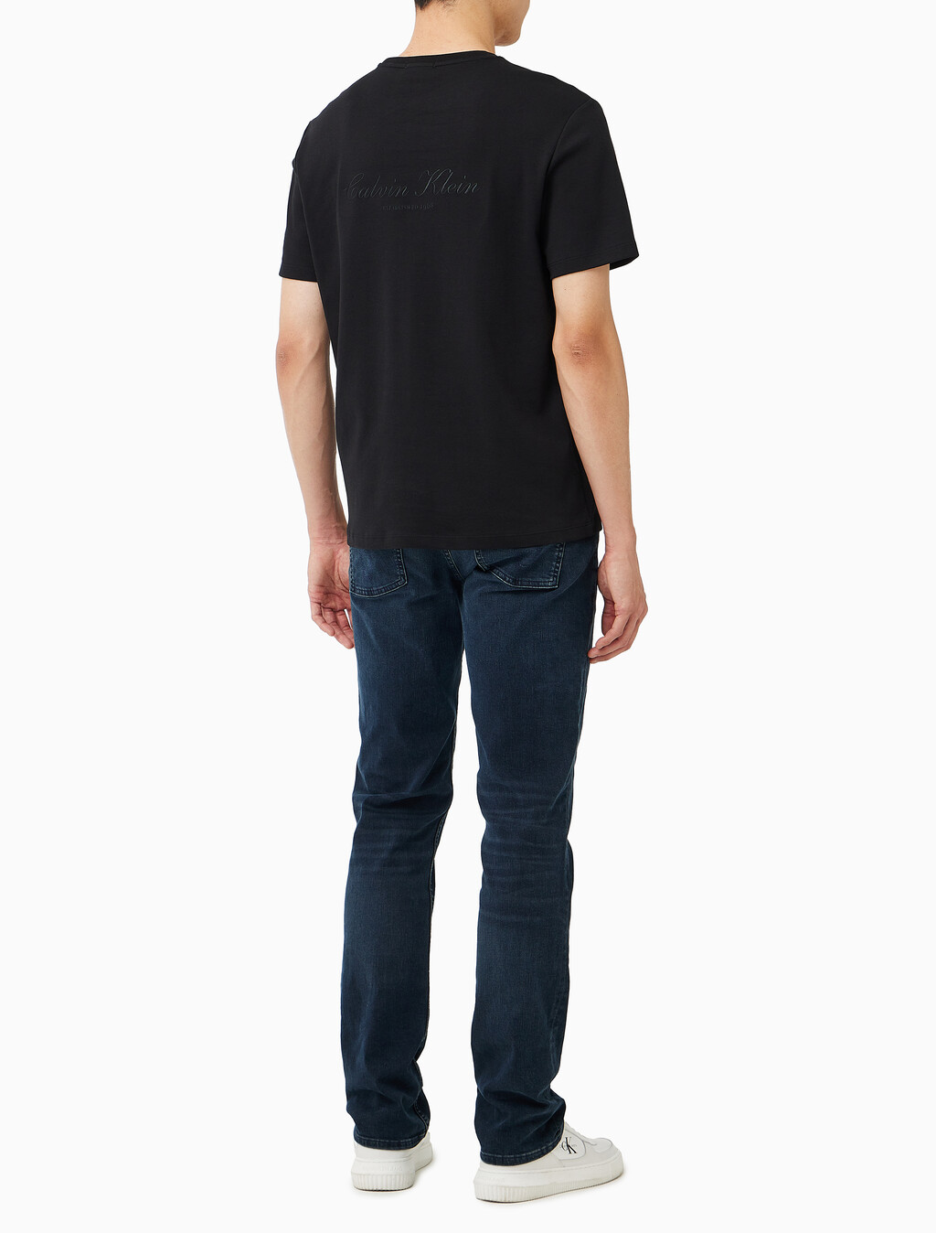 Buy 슬림핏 리퀴드 인터록 클래식 그래픽 티 in color BLACK